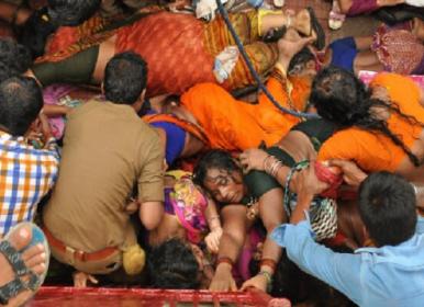 ازدحام جمعیت درمعبد با ۱۲کشته و دهها زخمی+فیلم