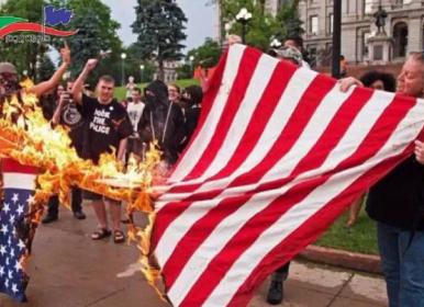 معترضان پرچم آمریکا را در پاریس به آتش کشیدند 