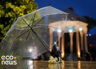 نوای برگ‌ها و قطره‌های باران در آرامگاه حافظ+فیلم