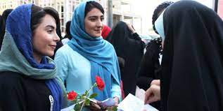اهدای گل به دختران آبادانی در روز دختر!+فیلم