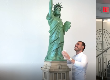 ساخت «مجسمه » با شکلات خالص به ارتفاع ۲ متر!