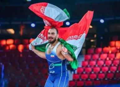 سلام نظامی و صحنه حماسی احترام به پرچم ایران