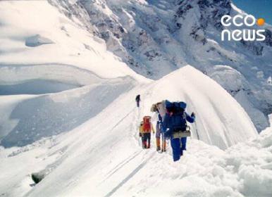 انتقال پیکر بانوی کوهنورد از قله دماوند+فیلم