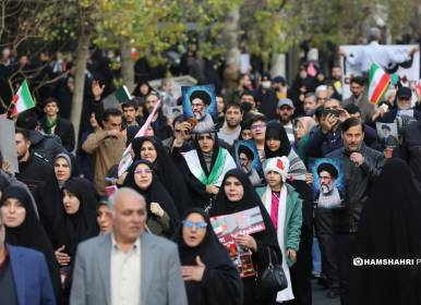 تصاویری از راهپیمایی امروز در میدان انقلاب تهران