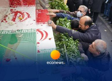 پیکرهای لالهای وطن بر دوش مردم تهران رسید