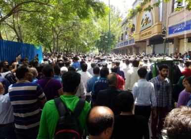 تجمع برخی کسبه بازار تهران در واکنش به نوسانات ارز