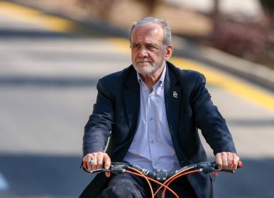 دوچرخه سواری پزشکیان در مسیر سلامت اصفهان