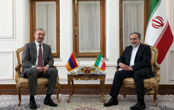 دیدار دبیر شورای امنیت ملی ارمنستان با عراقچی