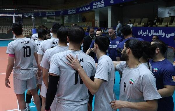 ملی پوشان با بازوبند مشکی وارد زمین میشوند