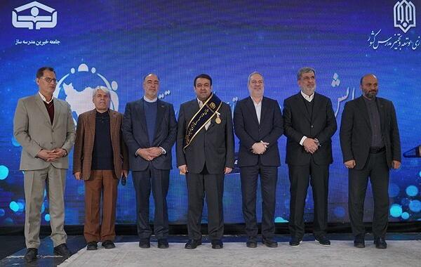 اهدای نشان افتخار و حمایل به مدیرعامل بانک ملی