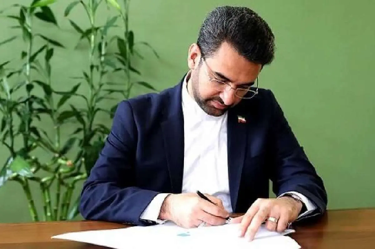 کنایه آذری جهرمی به تاکسی برقی‌های بابک زنجانی