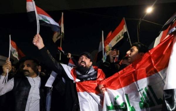 عراقی‌ها عکس ترامپ و پرچم آمریکا را به آتش کشیدند 