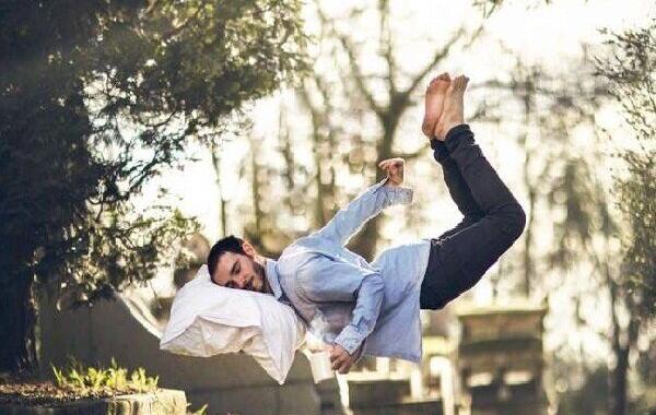 چرا در هنگام خواب عمیق بعضاً حس سقوط می‌کنیم؟