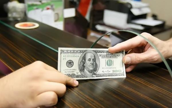 نمای بازار ارز تجاری؛ دلار ارزان شد یورو کمی گران