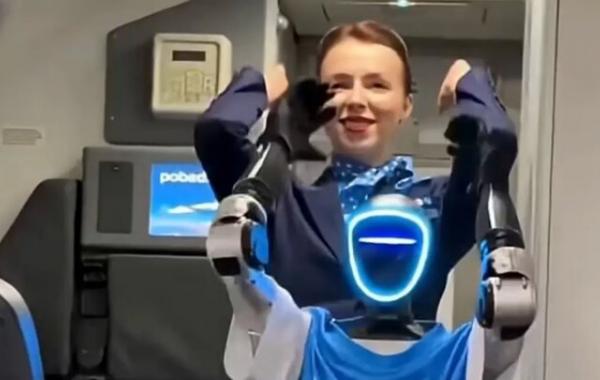 روبات انسان نما مهماندار هواپیمای روسی شد