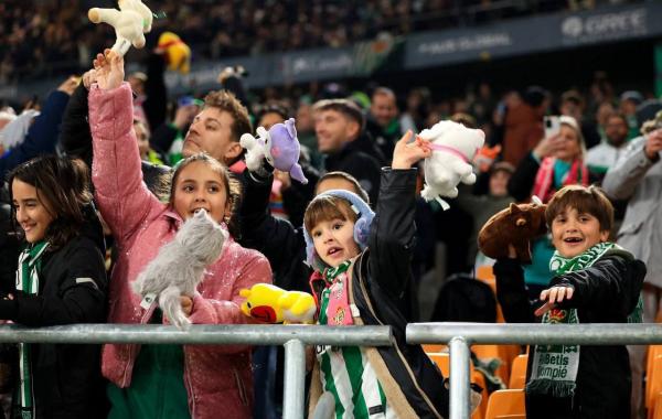 زمین فوتبال زیر باران عروسک‌ها در آستانه کریسمس