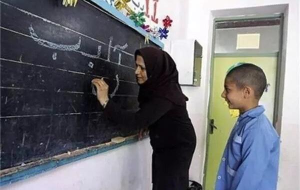 معلمان، پرچم‌داران توسعه و پایه‌گذاران تمدن انسانی