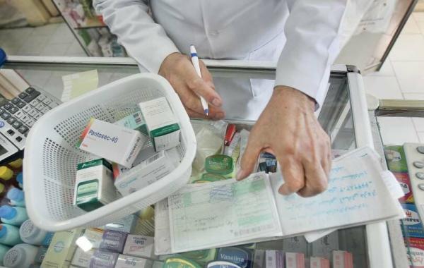 داروخانه‌های کشور ۴ همت چک برگشتی دارند