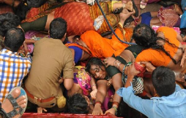 ازدحام جمعیت درمعبد با ۱۲کشته و دهها زخمی+فیلم