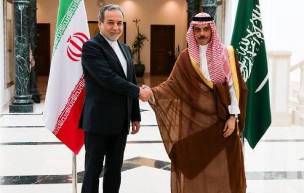 زبان بدن وزیر خارجه عربستان در دیدار با عراقچی