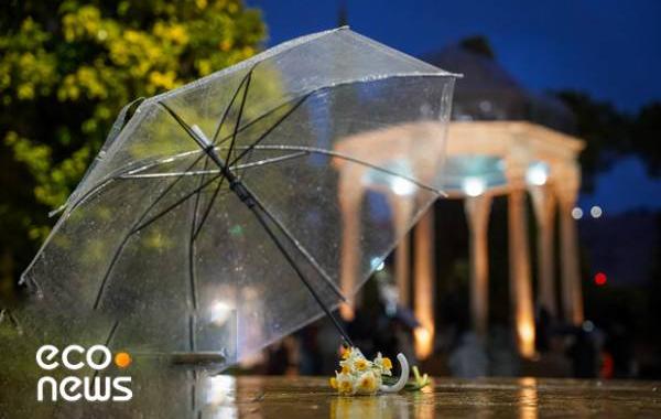 نوای برگ‌ها و قطره‌های باران در آرامگاه حافظ+فیلم