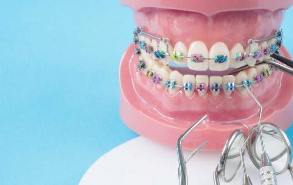 چگونه ارتودنسی به بهبود عملکرد جویدن و سلامت لثه کمک می‌کند؟