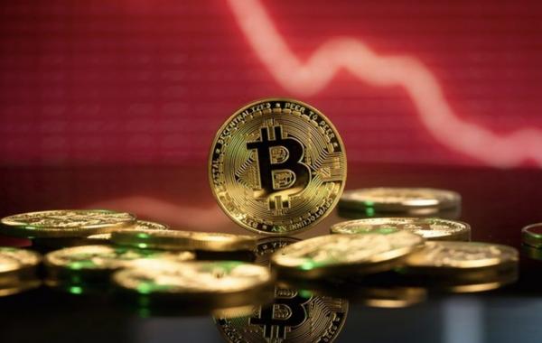 سقوط بیت‌کوین پس از ثبت رکورد ۱۲۴ هزار دلار