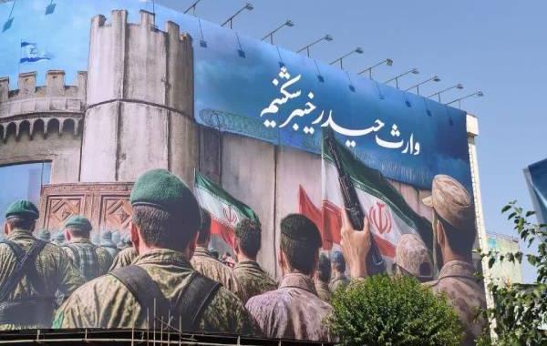 دیوارنگار بزرگ میدان انقلاب جلب توجه کرد