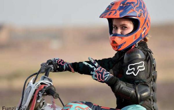 صدور گواهینامه موتورسواری برای زنان منع قانونی دارد؟