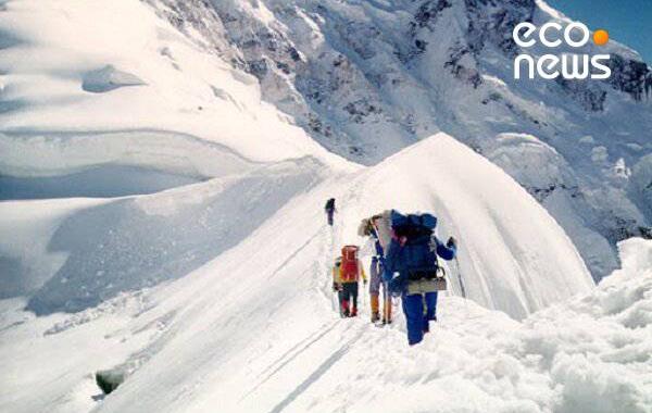 انتقال پیکر بانوی کوهنورد از قله دماوند+فیلم