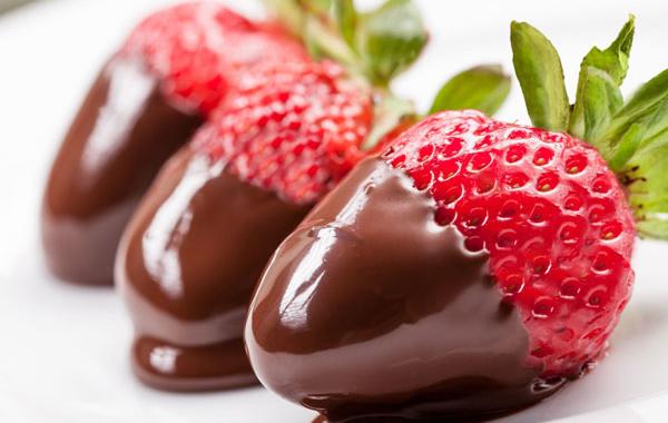 برای تقویت حافظه شکلات تلخ و توت بخورید