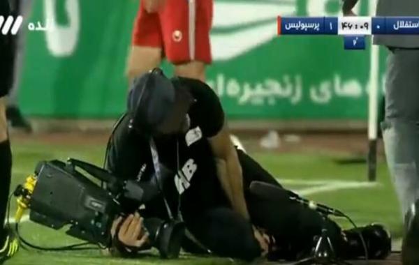 تصویربردار دربی قربانی پرتاب سنگ و بطری تماشاگران!
