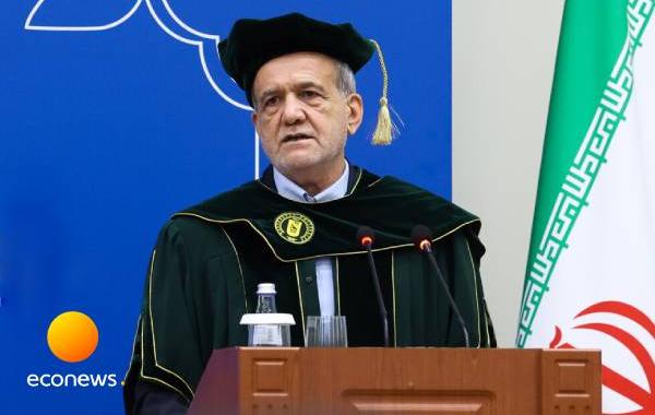 ژست‌های جالب پزشکیان در لباس دکترای افتخاری