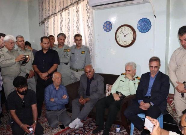 دیدار فرمانده یگان سازمان حفاظت محیط زیست با خانواده شهید محیط‌بان