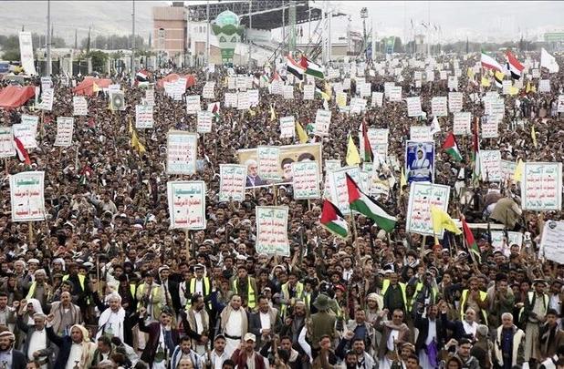 راهپیمایی باشکوه یمنی‌ها تنها چند ساعت بعد از بمباران این کشور توسط آمریکا