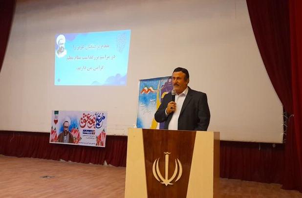 معلمان پرورش‌دهندگان نسل آینده‌ساز کشور هستند