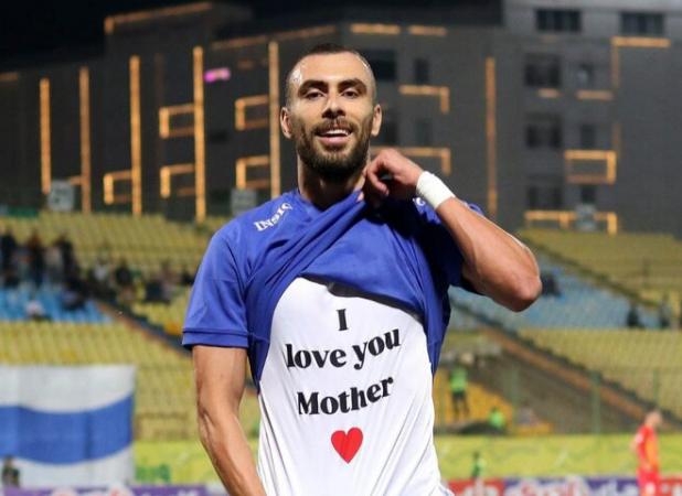 حرکت خاص گلزن شهرآورد اهواز؛ تقدیم گل با پیام «دوستت دارم مادر»