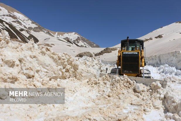 عملیات برفروبی و بازگشایی راه روستای طارش در محور ملکوت املش