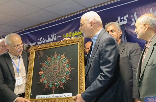 کتاب «راهی که پیمودم» در گرمسار رونمایی شد