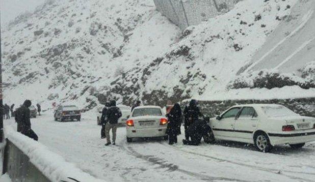 تصاویری از برف سنگین در جاده چالوس محور کندوان