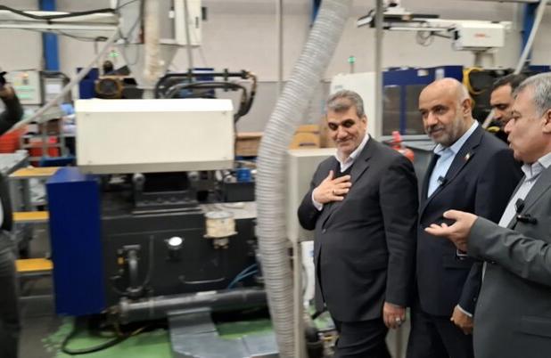 بازدید  وزیر تعاون از یک خط تولید ظروف پلاستیکی در شاهرود