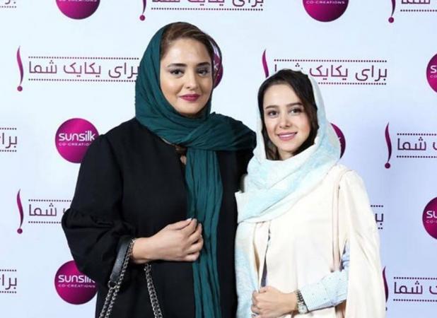 ژست عجیب نرگس محمدی و الناز حبیبی در یک رستوران!