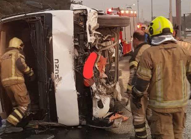 واژگونی مینی‌بوس کارکنان صنعتی در بزرگراه هاشمی