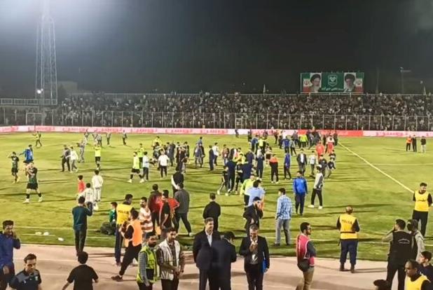 تصاویری از لحظه سوت پایان بازی خیبر - پرسپولیس