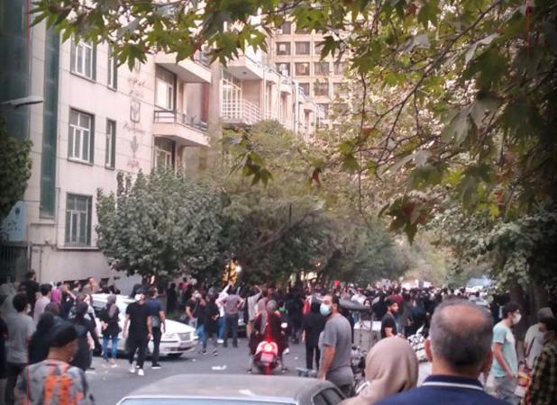 اولین تصاویر از اعتراضات به فوت مهسا در تهران