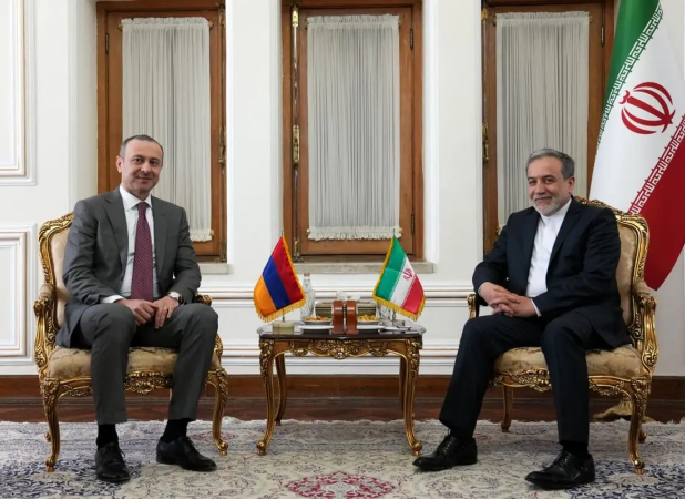 دیدار دبیر شورای امنیت ملی ارمنستان با عراقچی
