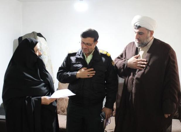 تجلیل فرمانده انتظامی آستارا از مقام مادران شهدا در روز مادر