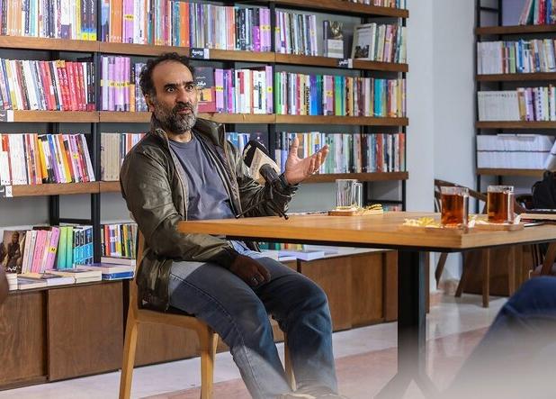 نویسنده‌ای که روایتش را به ایوان طلا گره زده است