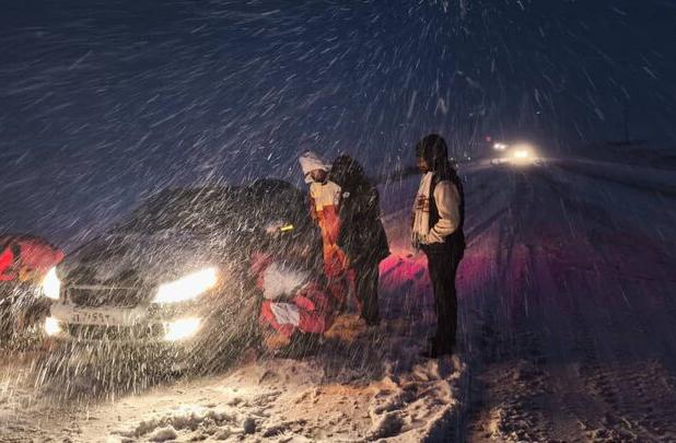 مدنی: ۷۰ خودرو از برف و کولاک در نقده رهاسازی شد