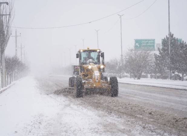 تداوم برف‌روبی محورهای کوهستانی شهرستان روانسر